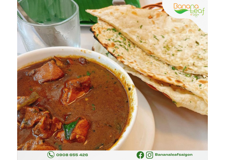 Chicken Varutha Curry & Garlic Naan